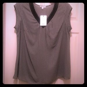 Black and white short sleeve top